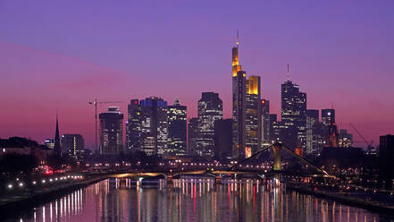 Main und Skyline von Frankfurt am Main, Hessen, Deutschland, Europa - RHPLF04547