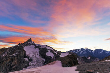 Sonnenaufgang Blick auf das Zinalrothorn, 4421m, vom Ober Gabelhorn, 4063m, Zermatt, Wallis, Schweizer Alpen, Schweiz, Europa - RHPLF04579