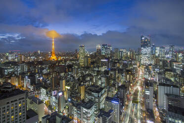 Nachtansicht der Skyline der Stadt und des ikonischen beleuchteten Tokyo Tower, Tokio, Japan, Asien - RHPLF04589