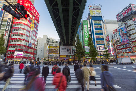 Neonschilder bedecken Gebäude im Unterhaltungselektronikviertel von Akihabara, Tokio, Japan, Asien, lizenzfreies Stockfoto