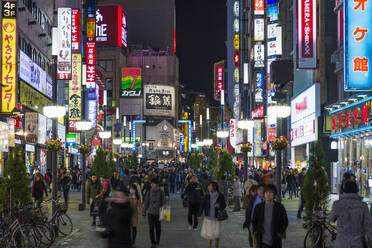 Das Vergnügungsviertel Kabukicho beleuchtet in der Abenddämmerung, Shinjuku, Tokio, Japan, Asien - RHPLF04595