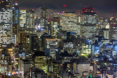 Gebäude im Stadtzentrum bei Nacht, Tokio, Japan, Asien - RHPLF04596