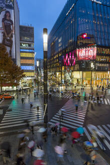 Zeitraffer-Übersicht über den Fußgängerübergang Sukiyabashi, Ginza, Tokio, Japan, Asien - RHPLF04599