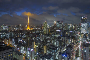 Nachtansicht der Skyline der Stadt und des ikonischen beleuchteten Tokyo Tower, Tokio, Japan, Asien - RHPLF04603