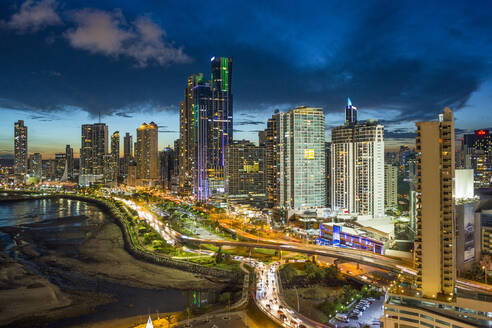 Skyline der Stadt beleuchtet in der Abenddämmerung, Panama-Stadt, Panama, Mittelamerika - RHPLF04614