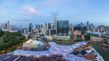 Skyline der Stadt und Restaurants am Flussufer im Vergnügungsviertel Clarke Quay, Singapur, Südostasien, Asien - RHPLF04621