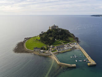 St. Michaels Mount, Marazion, Cornwall, England, Vereinigtes Königreich, Europa (Drohne) - RHPLF04624