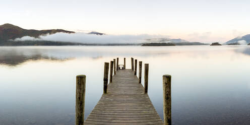 Holzsteg an der Anlegestelle Barrow Bay, Derwent Water, Lake District National Park, UNESCO-Welterbe, Cumbria, England, Vereinigtes Königreich, Europa - RHPLF04627