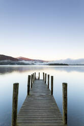 Holzsteg an der Anlegestelle Barrow Bay, Derwent Water, Lake District National Park, UNESCO-Welterbe, Cumbria, England, Vereinigtes Königreich, Europa - RHPLF04628