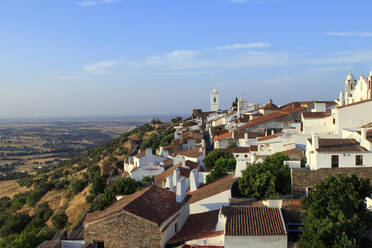 Blick auf das mittelalterliche befestigte Dorf Monsaraz, Alentejo, Portugal, Europa - RHPLF04670