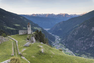 Alte Kirche bei Sonnenaufgang, Alp San Romerio, Brusio, Kanton Graubünden, Poschiavo-Tal, Schweiz, Europa - RHPLF04691