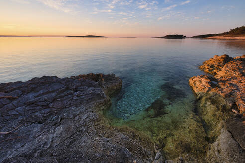 Sonnenaufgang über dem Adriatischen Meer, Nationalpark Kamenjak, Istrien, Kroatien, Europa - RHPLF04726