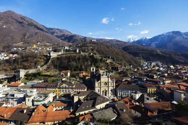 Castelgrande und La Collegiata Kirche von St. Peter und Stephan, UNESCO Weltkulturerbe, Bellinzona, Tessin, Schweiz, Europa - RHPLF04731