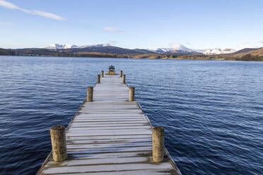 Frostbedeckter Steg am Nordende von Windermere in der Nähe von Ambleside, mit schroffen, schneebedeckten Bergen, darunter Helvellyn, Lake District National Park, UNESCO-Weltkulturerbe, Cumbria, England, Vereinigtes Königreich, Europa - RHPLF04746