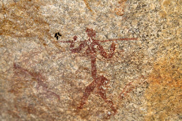 Antike Felsmalerei, die einen Menschen mit einem Speer darstellt, im Matobo-Nationalpark, Simbabwe, Afrika - RHPLF04761