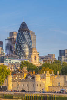 Tower of London, UNESCO-Weltkulturerbe, und die Gurke (30 St. Mary Axe), City of London, London, England, Vereinigtes Königreich, Europa - RHPLF04769