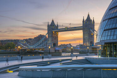 Tower Bridge über die Themse und City Hall, London, England, Vereinigtes Königreich, Europa - RHPLF04771