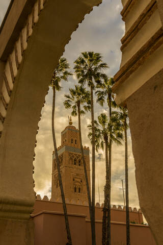 Blick auf die Koutoubia-Moschee und Palmen durch einen Torbogen, UNESCO-Weltkulturerbe, Marrakesch (Marrakech), Marokko, Nordafrika, Afrika, lizenzfreies Stockfoto