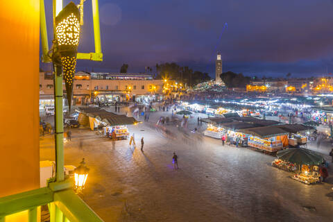 Blick auf den Platz Jemaa el Fna (Djemaa el Fnaa), UNESCO-Weltkulturerbe und Koutoubia-Moschee bei Nacht, Marrakesch (Marrakech), Marokko, Nordafrika, Afrika, lizenzfreies Stockfoto