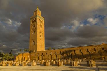 Blick auf die Koutoubia-Moschee bei stürmischem Himmel, UNESCO-Weltkulturerbe, Marrakesch (Marrakech), Marokko, Nordafrika, Afrika - RHPLF04784