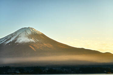 Der Berg Fuji mit klarem blauem Himmel bei Sonnenuntergang, UNESCO-Weltkulturerbe, Präfektur Yamanashi, Honshu, Japan, Asien - RHPLF04795