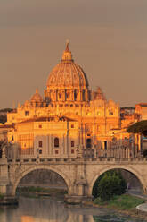 Blick über den Tiber auf die Brücke Ponte Vittorio Emanuele II und den Petersdom bei Sonnenaufgang, Rom, Latium, Italien, Europa - RHPLF04798