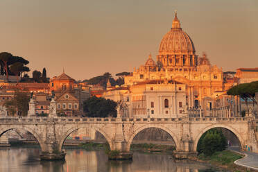 Blick über den Tiber auf die Brücke Ponte Vittorio Emanuele II und den Petersdom bei Sonnenaufgang, Rom, Latium, Italien, Europa - RHPLF04802