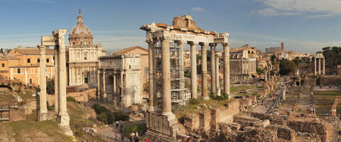 Forum Romanum (Foro Romano), Saturntempel und Septimius-Severus-Bogen, UNESCO-Weltkulturerbe, Rom, Latium, Italien, Europa, lizenzfreies Stockfoto