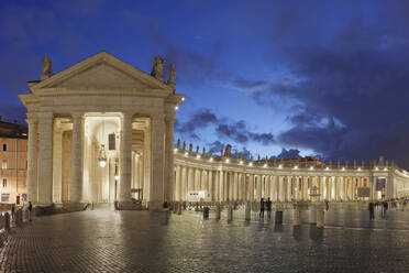 St. Peter's Square, Colonnade of Bernini, UNESCO World Heritage Site, Vatican City, Rome, Lazio, Italy, Europe - RHPLF04828