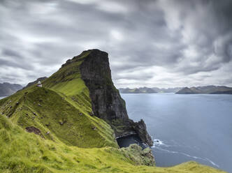 Panorama des Leuchtturms von Kallur auf den Klippen, Insel Kalsoy, Färöer Inseln, Dänemark, Europa - RHPLF04836