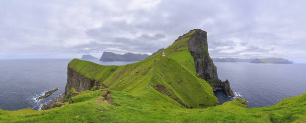 Panorama des Leuchtturms von Kallur auf den Klippen, Insel Kalsoy, Färöer Inseln, Dänemark, Europa - RHPLF04837