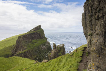 Klippen mit Blick auf den Ozean, Insel Mykines, Färöer Inseln, Dänemark, Europa - RHPLF04851