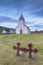 Kirche von Vidareidi und Friedhof, Insel Vidoy, Färöer Inseln, Dänemark, Europa - RHPLF04854