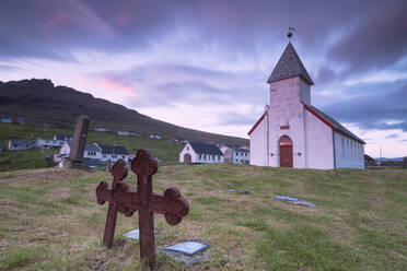 Kirche von Vidareidi und Friedhof, Insel Vidoy, Färöer Inseln, Dänemark, Europa - RHPLF04855