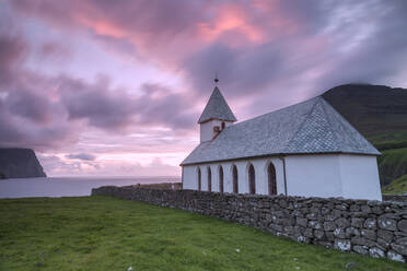 Sonnenaufgang auf der Kirche von Vidareidi, Vidoy Island, Färöer Inseln, Dänemark, Europa - RHPLF04856