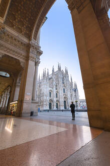 Mann blickt von der Galleria Vittorio Emanuele II auf den Mailänder Dom (Duomo), Mailand, Lombardei, Italien, Europa - RHPLF04859