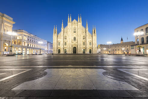 Fassade des gotischen Mailänder Doms (Duomo) in der Abenddämmerung, Mailand, Lombardei, Italien, Europa - RHPLF04862