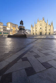 Statue von Vittorio Emanuele II und Mailänder Dom (Duomo), Mailand, Lombardei, Italien, Europa - RHPLF04863