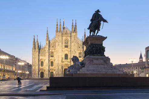 Statue von Vittorio Emanuele II und Mailänder Dom (Duomo), Mailand, Lombardei, Italien, Europa - RHPLF04864
