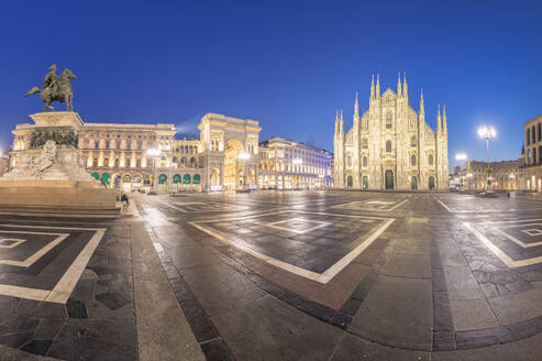 Panoramablick auf den Mailänder Dom (Duomo) und die Galleria Vittorio Emanuele II in der Abenddämmerung, Mailand, Lombardei, Italien, Europa - RHPLF04865