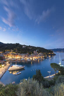 Erhöhte Ansicht des Hafens und des Dorfes Portofino in der Abenddämmerung, Provinz Genua, Ligurien, Italien, Europa - RHPLF04871