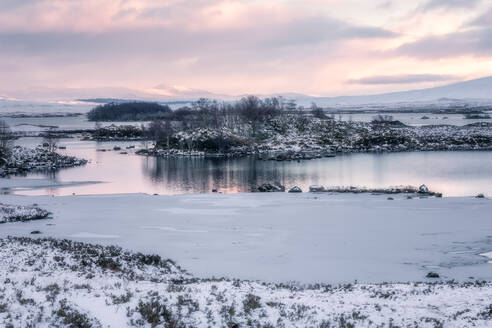 Loch Ba im Winterschnee bei Sonnenaufgang, Rannoch Moor, Highlands, Schottland, Vereinigtes Königreich, Europa - RHPLF04876