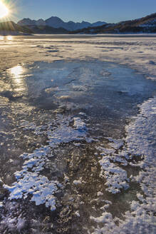 Campotosto-See bei Sonnenaufgang im Winter, Gran-Sasso-Nationalpark, Abruzzen, Italien, Europa - RHPLF04896