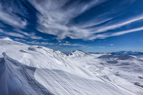 Hochebene von Campo Imperatore im Winter, Gran Sasso e Monti della Laga, Abruzzen, Apennin, Italien, Europa - RHPLF04898