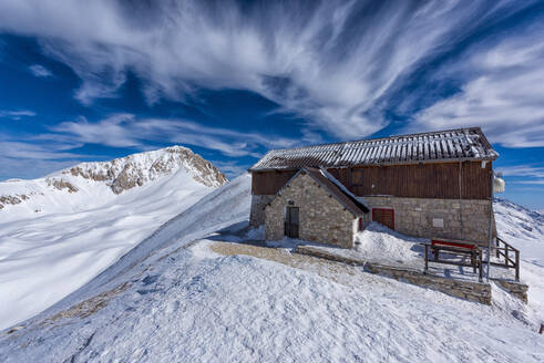 Der Gipfel des Corno Grande und die Hütte des Duca degli Abruzzi im Winter, Gran Sasso e Monti della Laga, Abruzzen, Apennin, Italien, Europa - RHPLF04899