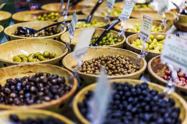 Olivenbaumstand in Borough Market, Southwark, London, England, Vereinigtes Königreich, Europa - RHPLF04906