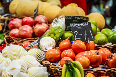 Obst und Gemüse an einem Stand auf dem Borough Market, Southwark, London, England, Vereinigtes Königreich, Europa - RHPLF04907