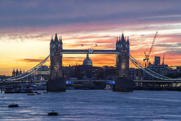 Tower Bridge, St. Paul's Cathedral und die Skyline der Stadt über der Themse bei Sonnenuntergang, London, England, Vereinigtes Königreich, Europa - RHPLF04915