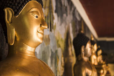 Buddha-Statuen im Wat Phrathat Doi Suthep, Chiang Mai, Thailand, Südostasien, Asien - RHPLF04923