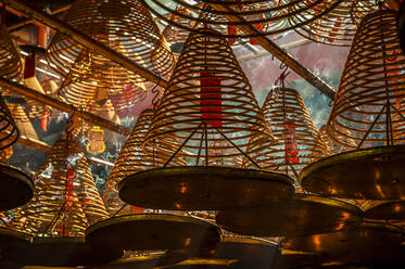 Lichtstrahlen, die in den Man-Mo-Tempel fallen, vorbei an den großen Weihrauchspulen, die von der Decke des Tempels hängen, Hongkong, China, Asien - RHPLF04926